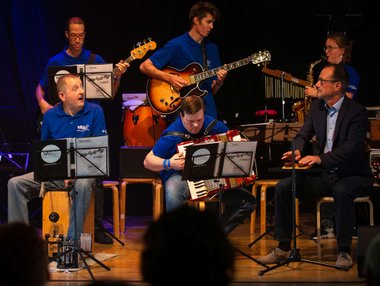 Musikschulleiter Robert Wagner spielt mit 5 weiteren Menschen, mit und ohne Behinderung in einer Jazz-Combo