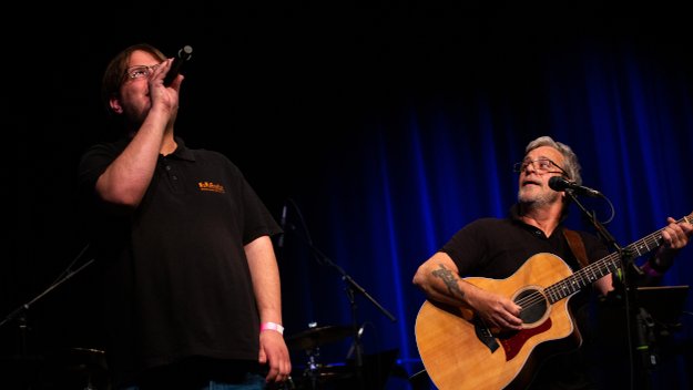 Sänger und Gitarrist performen auf der Bühne des inklusiven Soundfestivals der Musikschule Fürth