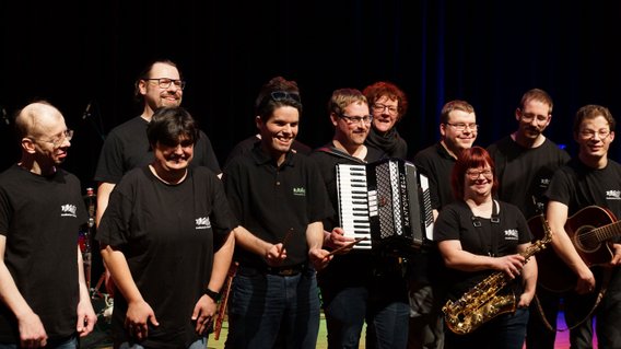 Bandfoto Alle Neune mit den Lehrkräften Christian Tournay und Uschi Dittus