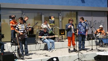 Band bereitet sich auf den Auftritt auf der Open Air Bühne der Musikschule vor