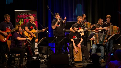 Die Band Mundwerk mit verschiedenen Instrumenten, darunter auch die Steirische Harmonika