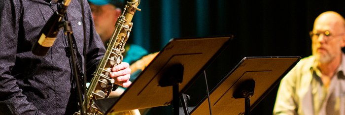 Saxofonist Tobias Schöpker mit geschlossenen Augen, im Hintergrud Stefan Holweg am E-Piano